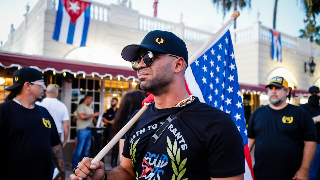 Henry "Enrique" Tarrio, líder de The Proud Boys, sostiene una bandera estadounidense durante una protesta que muestra apoyo a los cubanos que se manifiestan contra su gobierno, en Miami, Florida, el 16 de julio de 2021. Enrique Tarrio, exlíder del La milicia de extrema derecha Proud Boys, fue condenada a 22 años de prisión el 5 de septiembre de 2023, la sentencia más dura impuesta hasta el momento por el ataque de 2021 al Capitolio de Estados Unidos. "Ese día rompió nuestra tradición ininterrumpida de transferir pacíficamente el poder", dijo el juez de distrito Timothy Kelly.