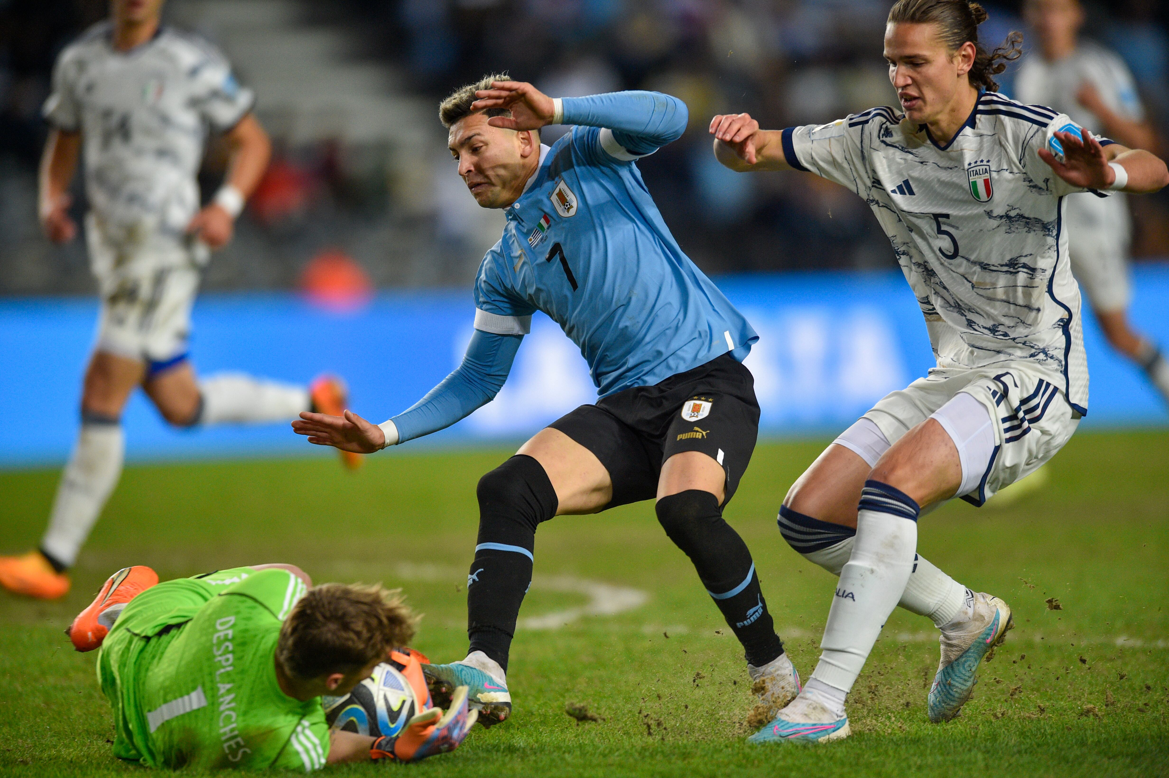 El portero italiano Sebastiano Desplanches, a la izquierda, atrapa el balón contra el uruguayo Anderson Duarte, al centro, durante el partido final de la Copa Mundial Sub-20 de la FIFA en el estadio Diego Maradona en La Plata, Argentina, el domingo 11 de junio de 2023. (Foto AP/ Gustavo Garello)