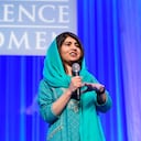 La joven Malala revela las encrucijadas de su vida tras graduarse de la Universidad de Oxford y ganar el Nobel de Paz. No todo es activismo, pues confiesa sentir “pánico existencial”.