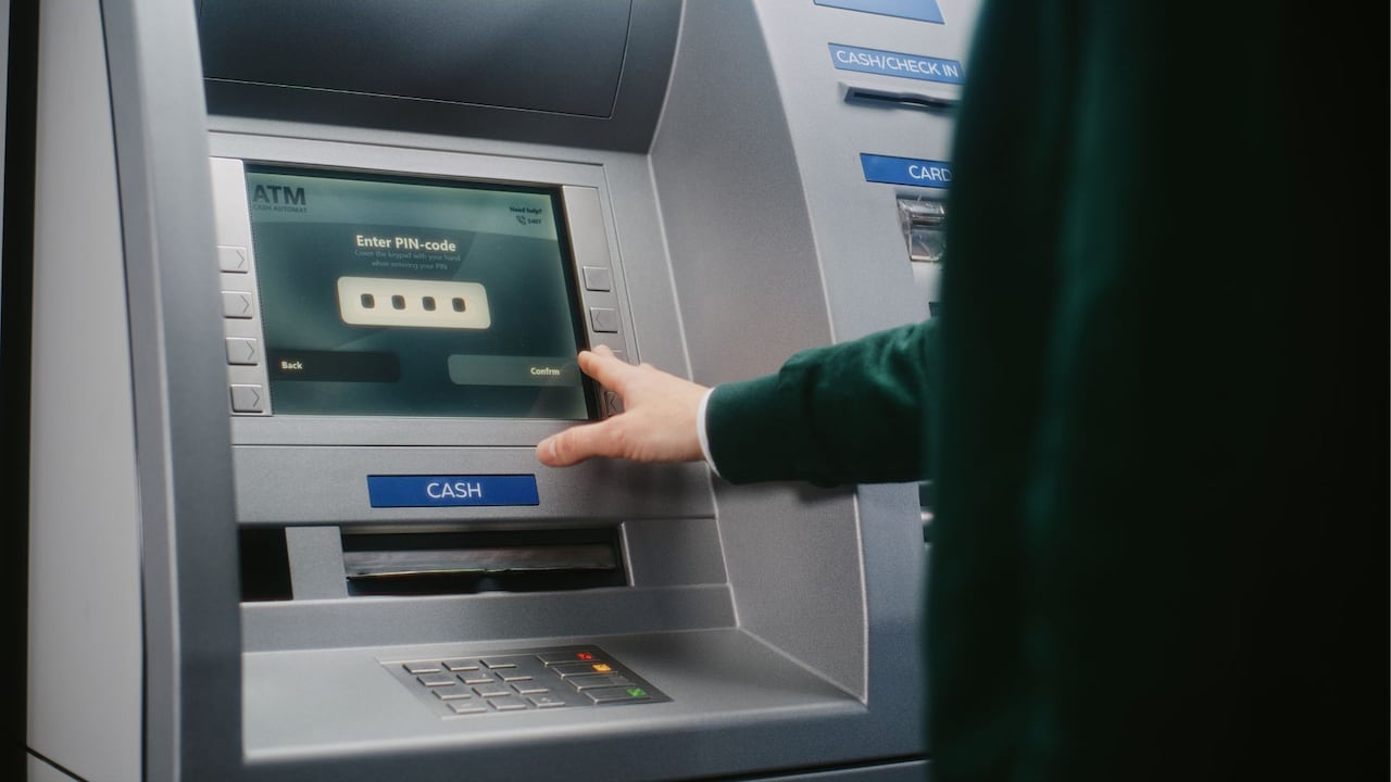 Los ciberdelincuentes buscan la forma de robar a los usuarios mientras retiran dinero.