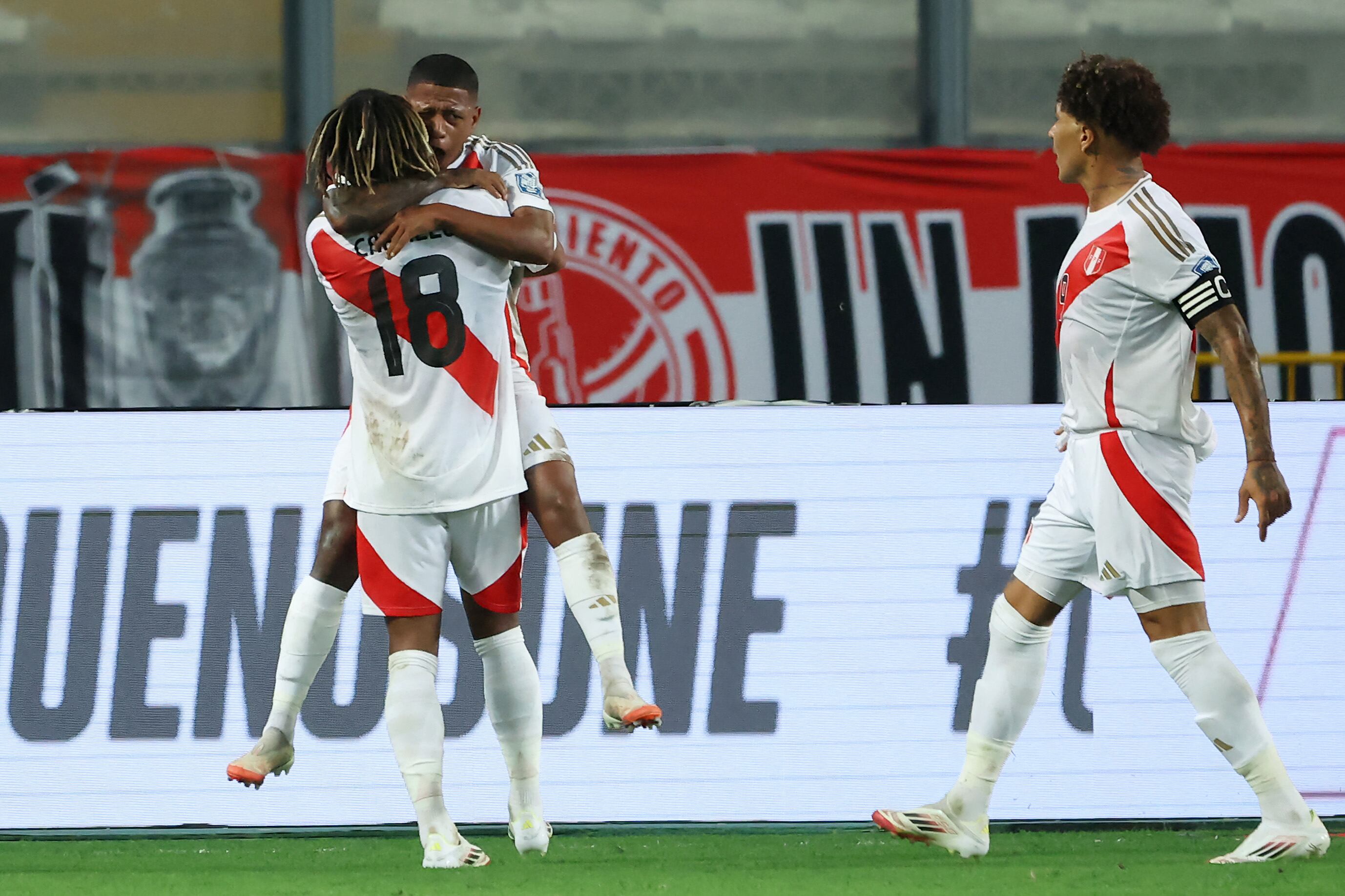 Perú derrotó a Bolivia y da respiro en la Eliminatoria