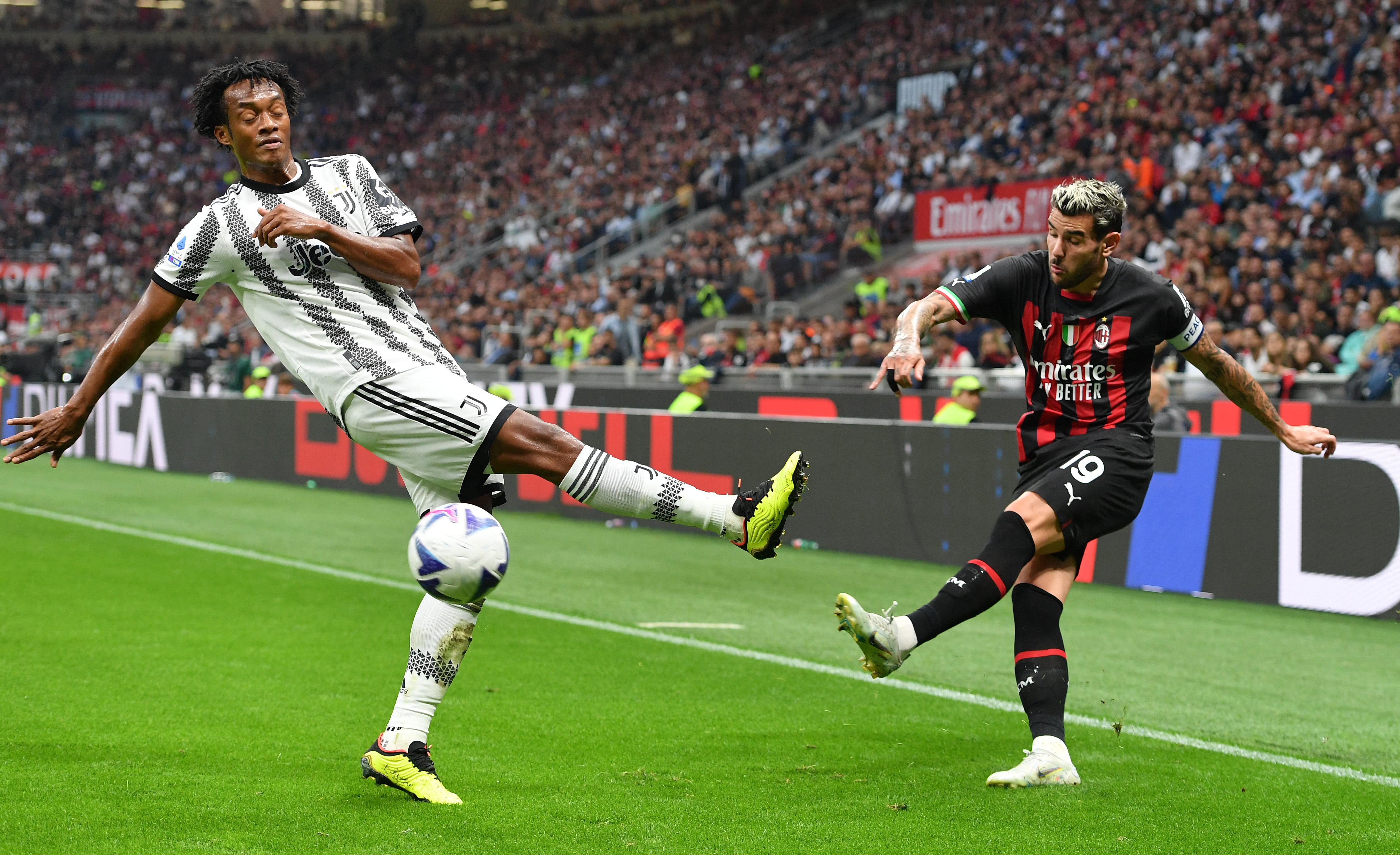 Juan Guillermo Cuadrado en un duelo con Hernández.