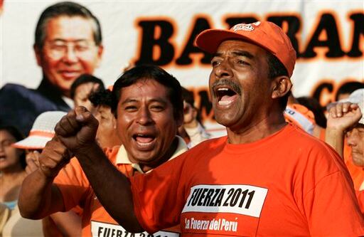 Seguidores del ex presidente peruano, Alberto Fujimori, gritan arengas a su favor durante el juicio que este martes, 6 de abril, se llevó en Lima. El ex mandatario es procesado por severas violaciones a los derechos humanos. 