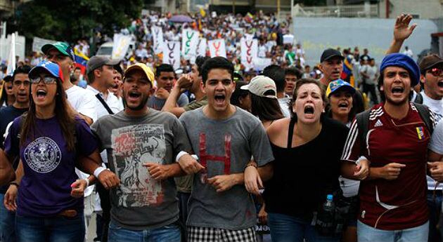 Estudiantes de la Universidad Central de Venezuela gritan consignas contra el gobierno de Nicolás Maduro durante una manifestación en Caracas, el 12 de marzo.