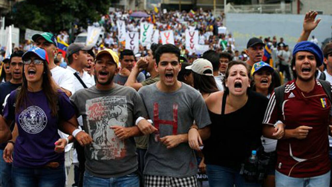 Estudiantes de la Universidad Central de Venezuela gritan consignas contra el gobierno de Nicolás Maduro durante una manifestación en Caracas, el 12 de marzo.