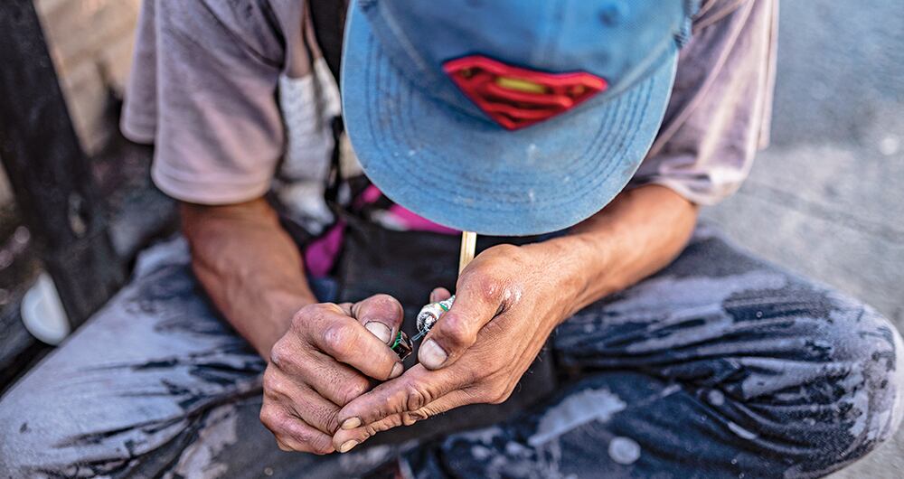  Un joven consumidor en Bogotá, de solo 15 años, cuenta que ha accedido al fentanilo puro o en cocteles de drogas en chiquitecas ilegales que se realizan en distintas localidades en la ciudad.
