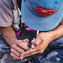 Un joven consumidor en Bogotá, de solo 15 años, cuenta que ha accedido al fentanilo puro o en cocteles de drogas en chiquitecas ilegales que se realizan en distintas localidades en la ciudad.