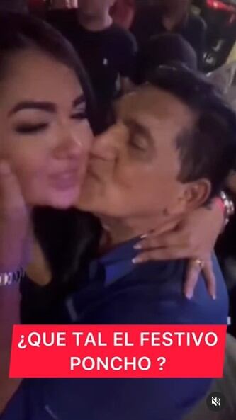 El artista se dejó ver muy feliz con una mujer