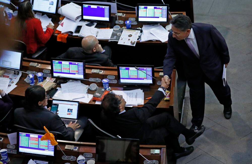 Cuando se pensaba que el fiscal Néstor Humberto Martínez no llegaría al debate de control político sobre Odebrecht entró al salón Elíptico. Lo sorprendente fue que saludó a uno de los citantes y uno de sus principales contradictores políticos: Gustavo Petro. Foto: Esteban Vega / SEMANA