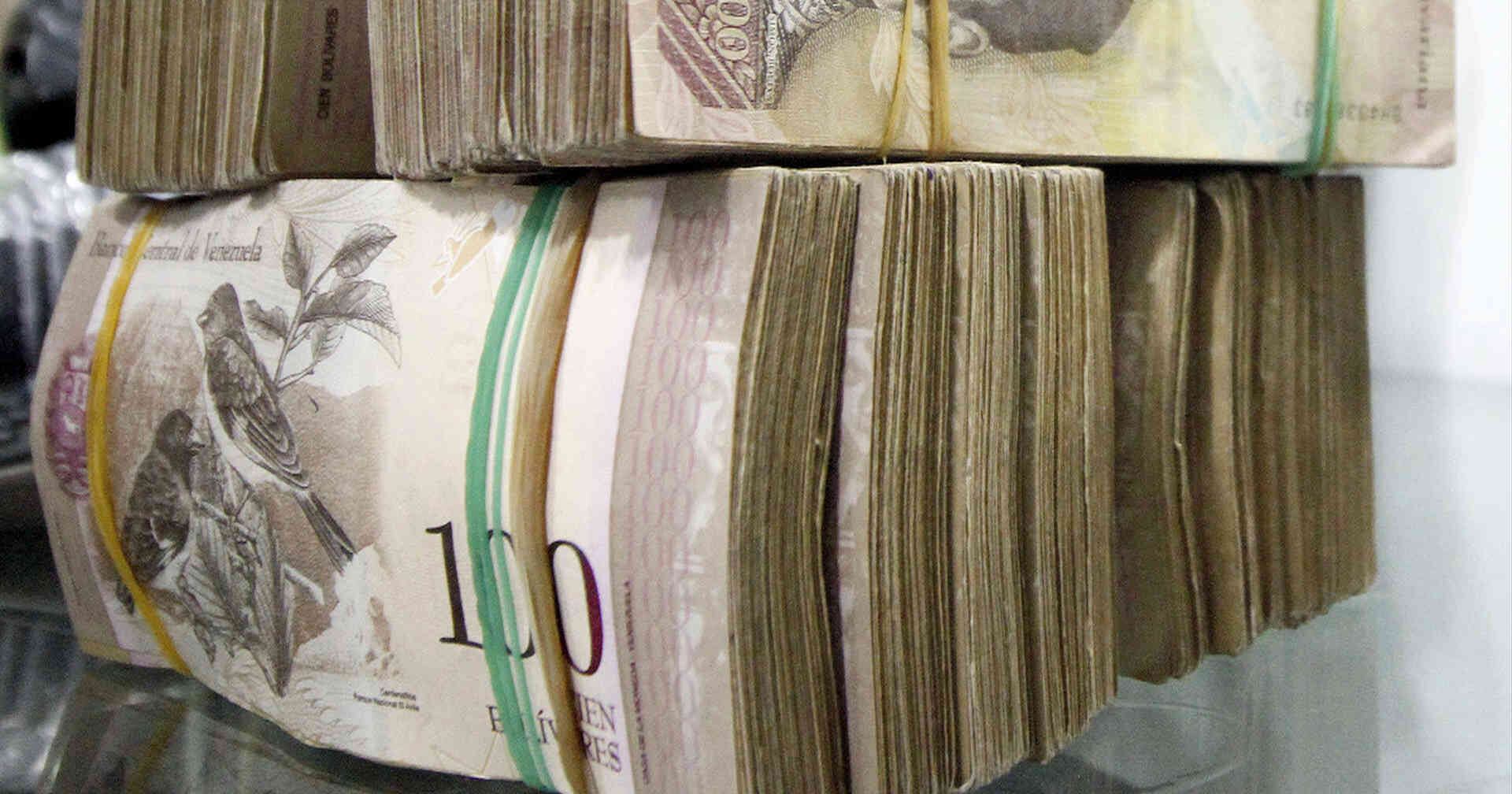 El uso de Bolívares se ha ido restringiendo a transacciones pequeñas como el transporte público. Foto: AFP