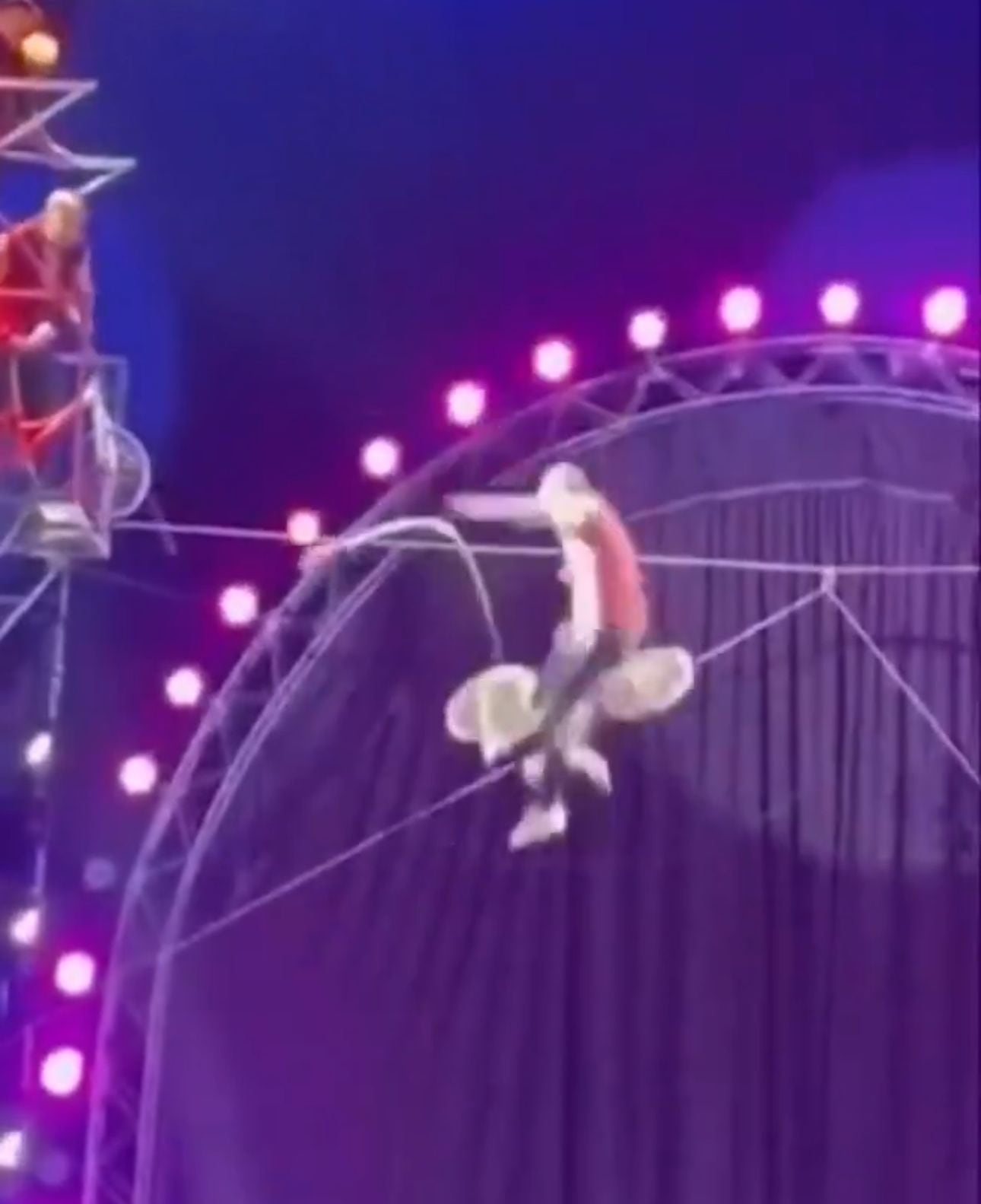 El colombiano perdió el equilibrio y cayó al suelo