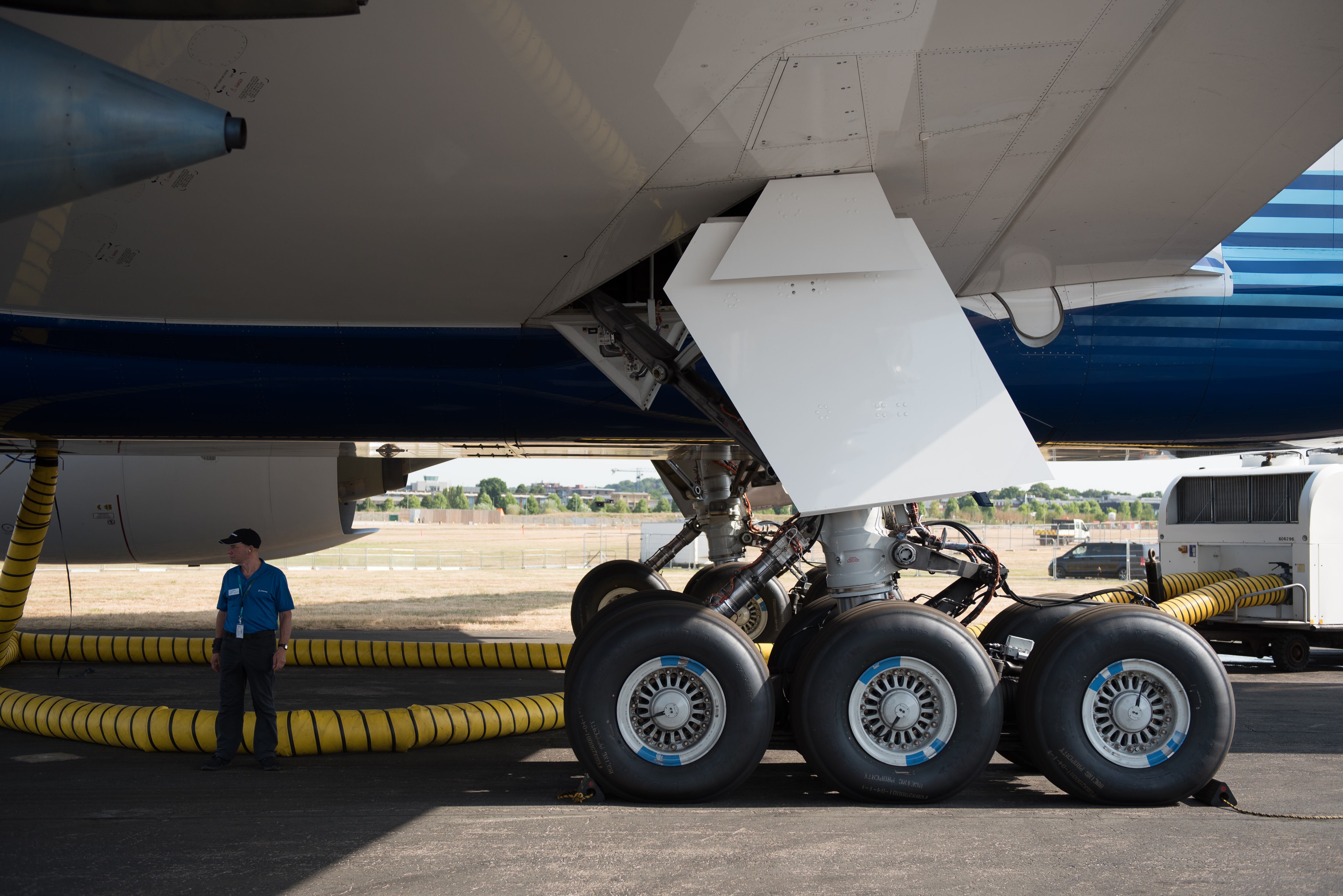 El neumático explotó e hirió a varias personas