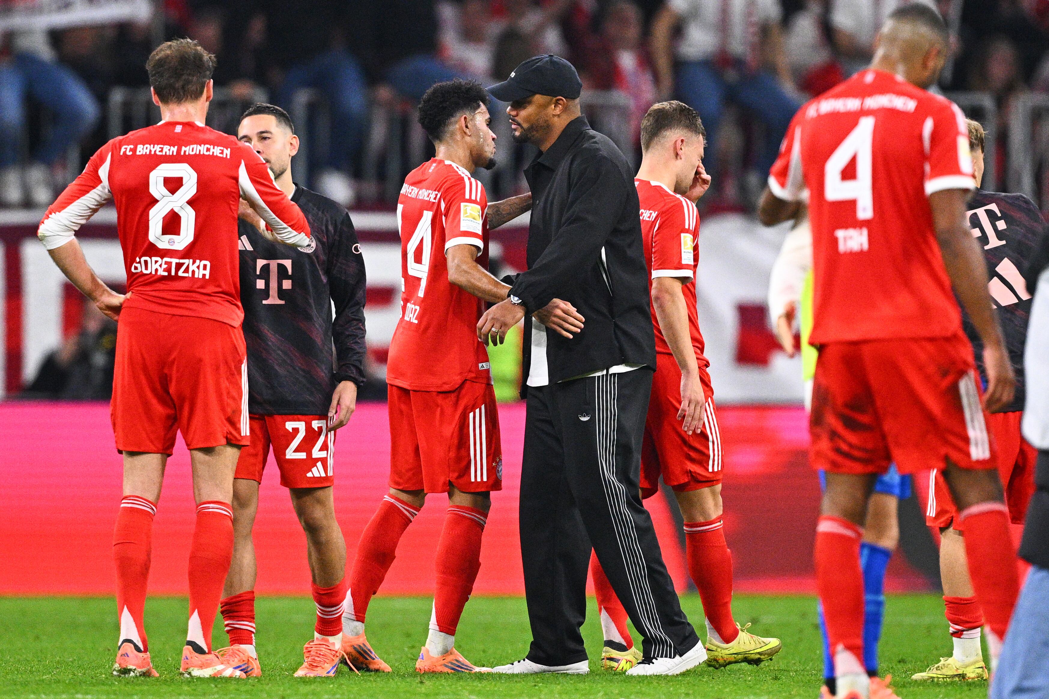 Vincent Kompany abraza a Luis Díaz.