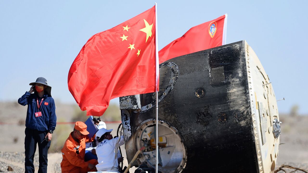 En esta foto publicada por la Agencia de Noticias Xinhua, los trabajadores abren la cápsula de la nave espacial tripulada Shenzhou-12 después de que aterrizara con éxito en el sitio de aterrizaje de Dongfeng en la Región Autónoma de Mongolia Interior del norte de China el viernes, sept. 17, 2021. Un trío de astronautas chinos regresó a la Tierra el viernes después de una estadía de 90 días a bordo de la primera estación espacial de su país en la misión más larga de China hasta el momento. (Ren Junchuan/Xinhua via AP)
