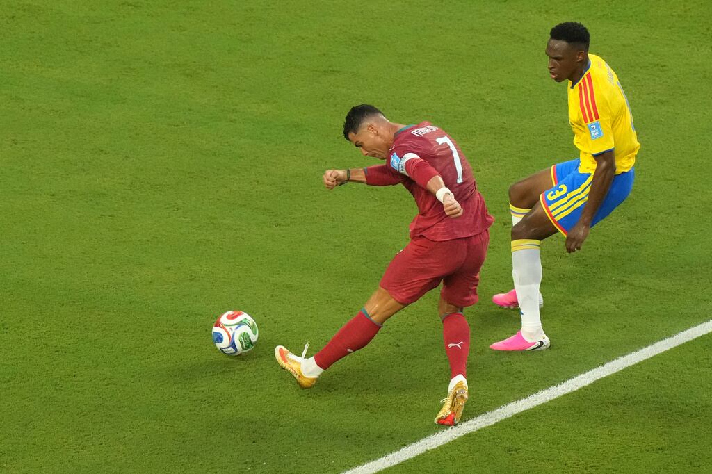 Cristiano Ronaldo remató al arco mientras era defendido por Jhon Lucumi,