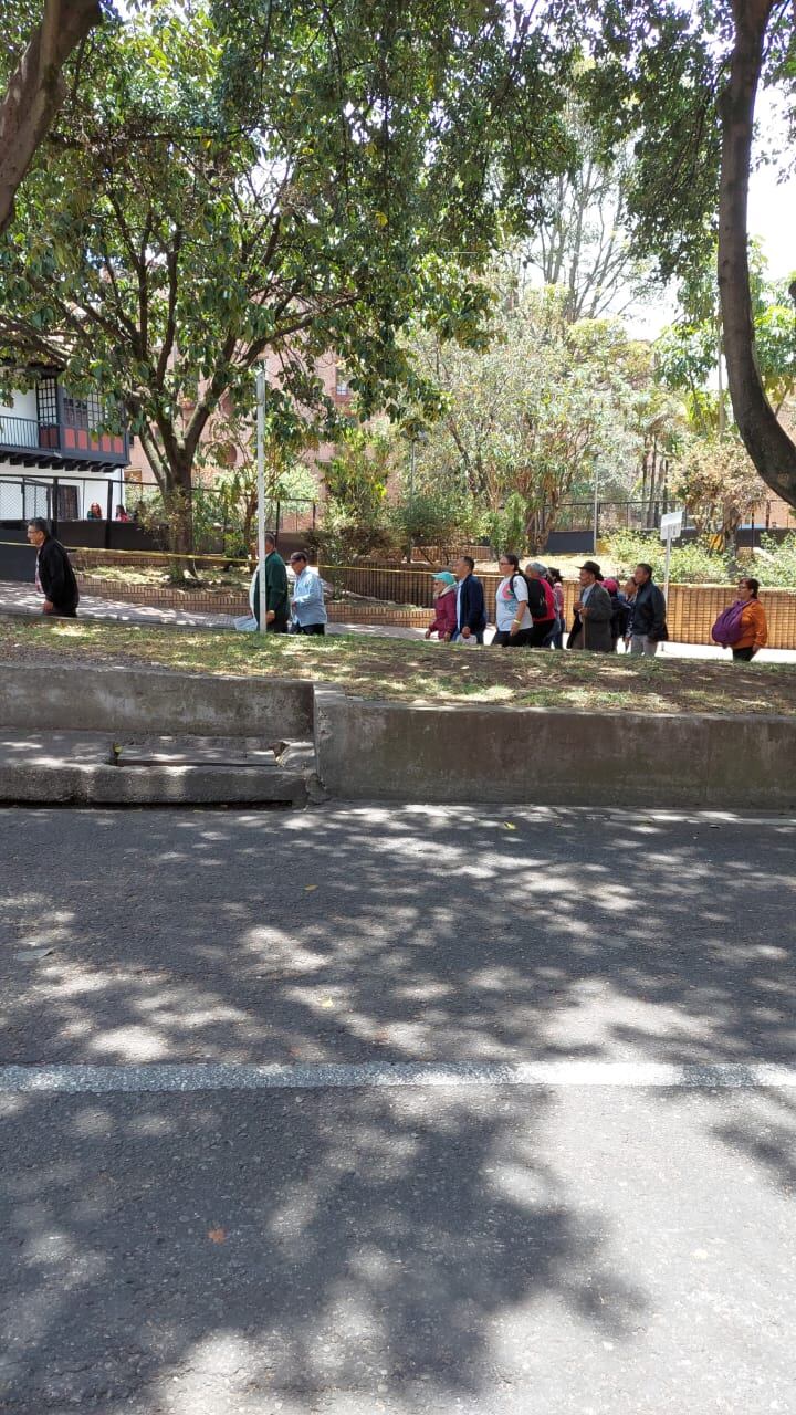Personas de la tercera edad han llegado en buses al centro de Bogotá.
