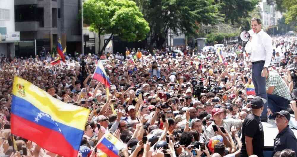(19 de abril) El opositor Juan Guaidó convocó el viernes 19 de abril a una movilización masiva en Venezuela para el primero de mayo y exigir el "cese definitivo de la usurpación" del presidente Nicolás Maduro, con quien mantiene una pugna por el poder. Convocamos a todo el pueblo el próximo primero de mayo a la marcha más grande que va a haber en la historia del país, a exigir el cese definitivo de la usurpación", declaró Guaidó. Al lanzar hace unos meses la "operación libertad", su hoja de ruta para lograr la salida de Maduro, Guaidó dijo que culminaría en una gran movilización hacia Miraflores, pero luego no lo volvió a mencionar.