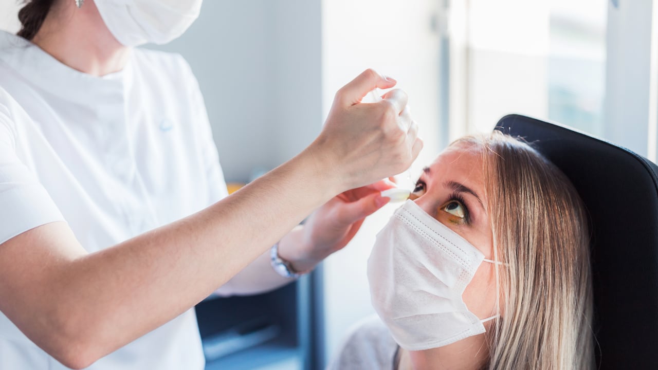 La sequedad en los ojos es un síntoma del síndrome Sjogren.