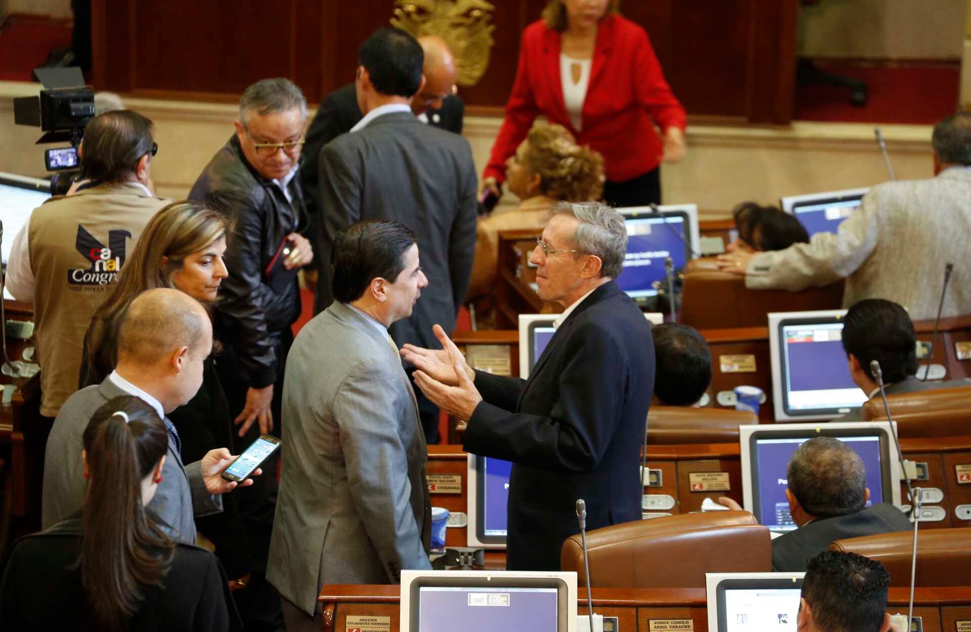 El ministro del Interior Juan Fernando Cristo fue el autor de la ley de víctimas cuando fue senador. Instaló la sesión plenaria para escuchar a las víctimas. En la imagen saluda al senador Antonio Navarro. Dos políticos víctimas del conflicto. 