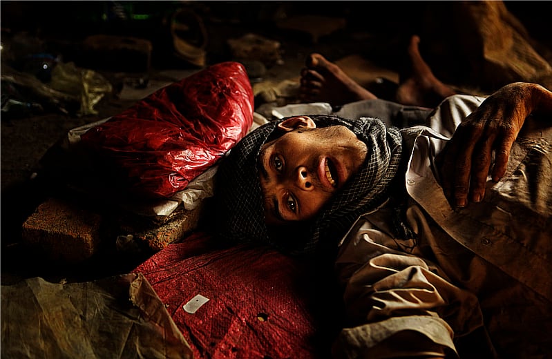 El fotógrafo Dima Gavrysh, de la agencia de noticias AP, estuvo en el momento en que este adicto moría en el suelo del abandonado edificio donde funcionaba el Centro Cultural de Rusia en Kabul, Afganistán. 