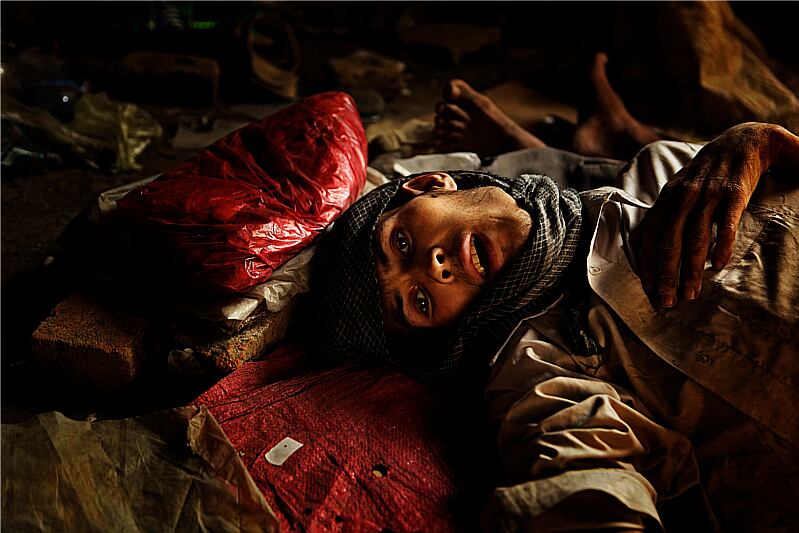 El fotógrafo Dima Gavrysh, de la agencia de noticias AP, estuvo en el momento en que este adicto moría en el suelo del abandonado edificio donde funcionaba el Centro Cultural de Rusia en Kabul, Afganistán.