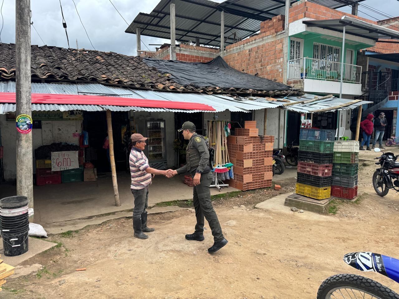 Con el propósito de devolver la tranquilidad a las familias campesinas y fortalecer la confianza ciudadana, la Policía y el Ejército adelantan una intervención integral en las zonas rurales de La Plata, Huila, mediante operativos de control, prevención y acercamiento con la comunidad.