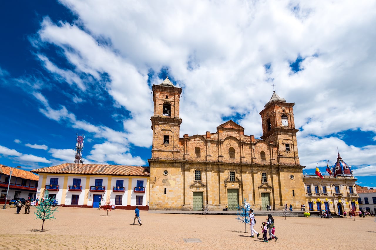Catedral Diocesana de Zipaquirá en la Plaza de los Comuneros, uno de los principales atractivos del turismo religioso en el municipio.