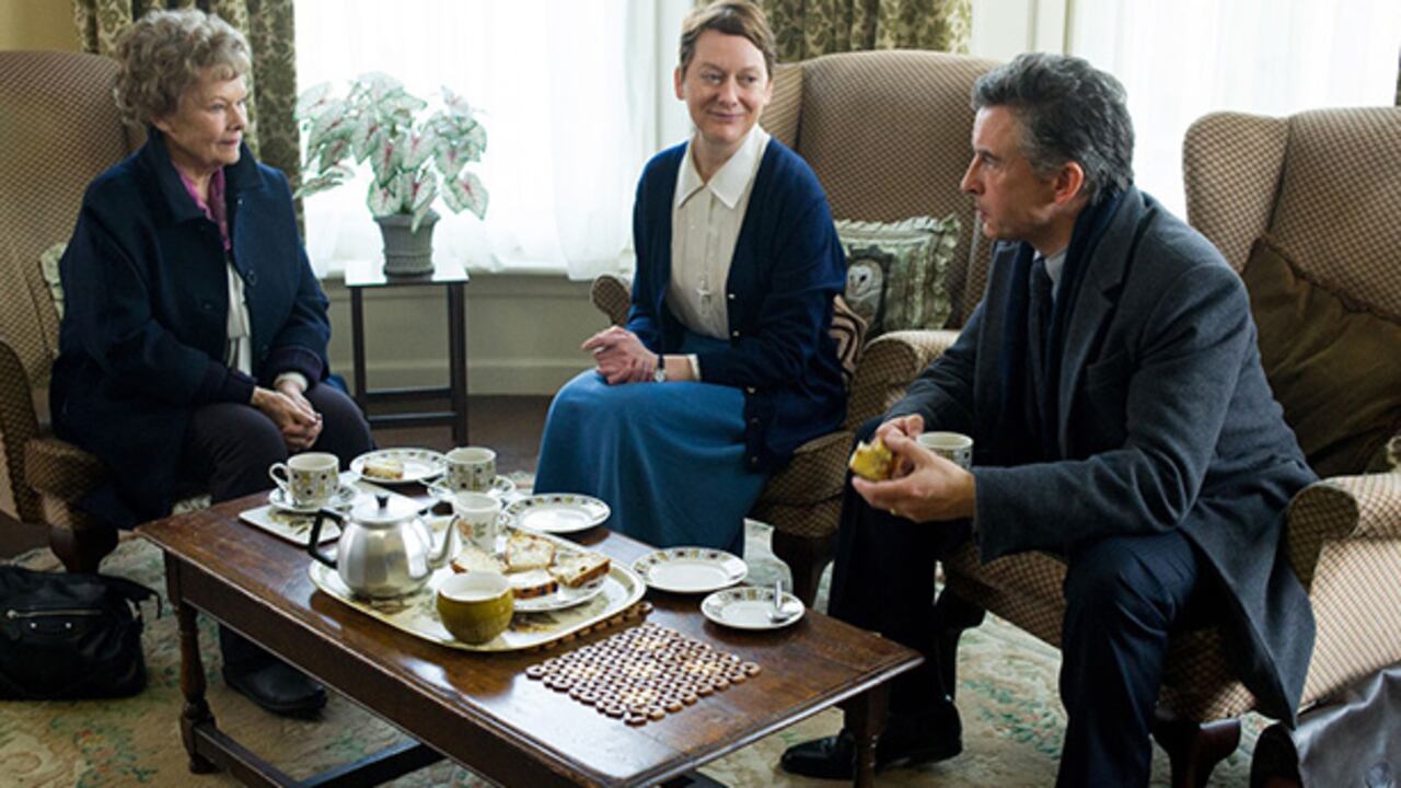 Una anciana, interpretada magistralmente por Judi Dench, decide hacer las paces con su pasado. Lo hace con la ayuda de un periodista que atraviesa una etapa depresiva.