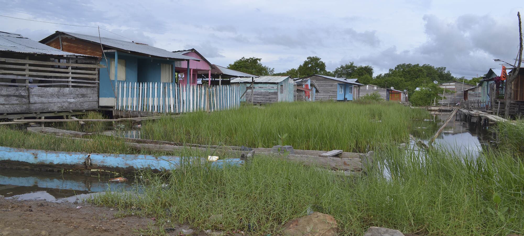 Las casas del barrio Pescador I, en Turbo, están construidas sobre tablas de madera que las sostienen encima del agua. Varias familias de Cacarica viven en este barrio.