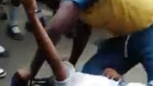 En redes sociales, reportaron la agresión entre los estudiantes.