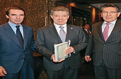 José María Aznar, Juan Manuel Santos y Néstor Humberto Martínez.