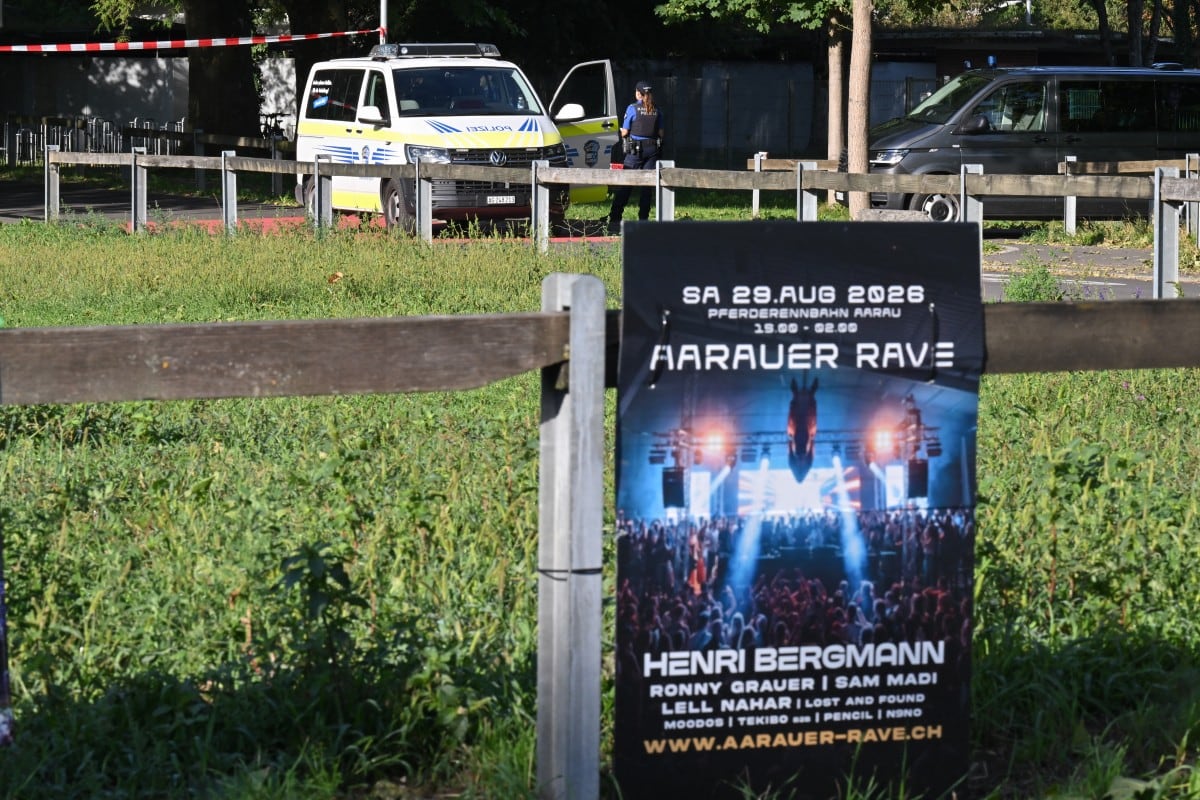 Agentes de policía acordonaron la zona tras un cartel que anunciaba una fiesta rave, donde tuvo lugar un tiroteo en Aarau, al norte de Suiza.