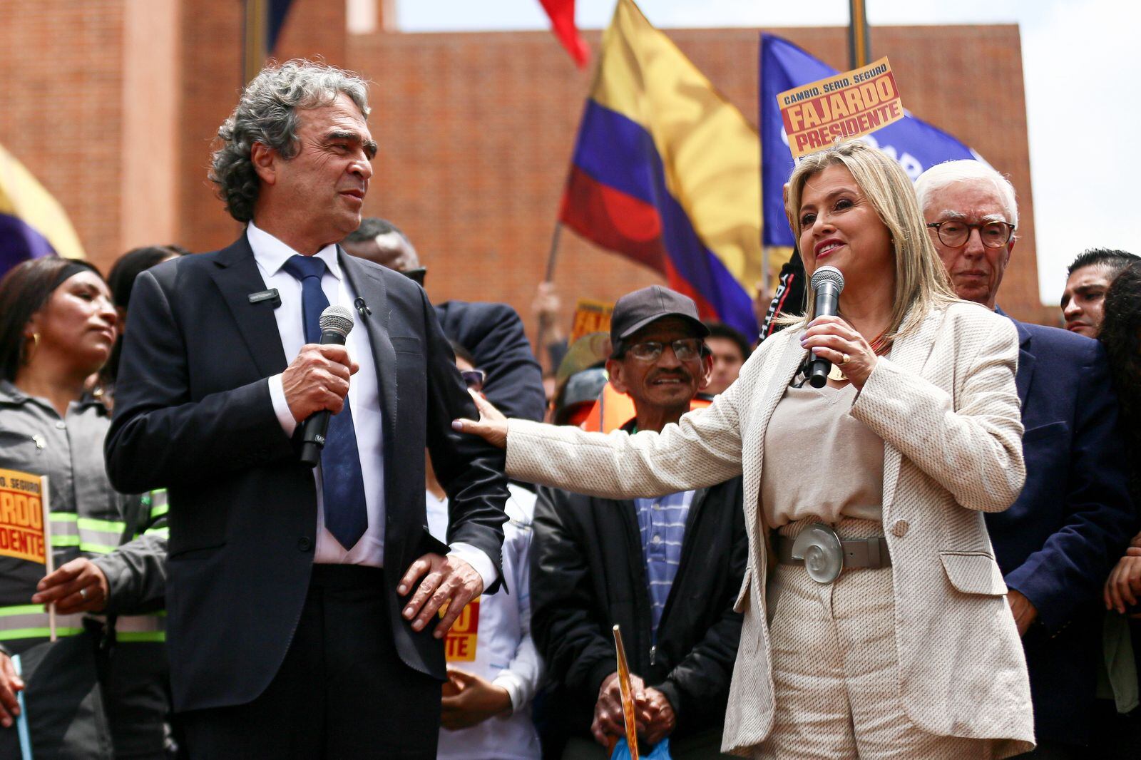 El candidato Sergio Fajardo junto a su fórmula vicepresidencial, Edna Bonilla realizaron la inscripción de su candidatura en la Registraduria Nacional.