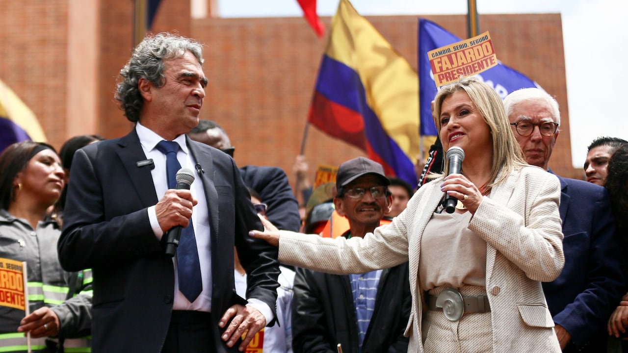 El candidato Sergio Fajardo, junto a su fórmula vicepresidencial, realizó la inscripción ante la Registraduría Nacional.