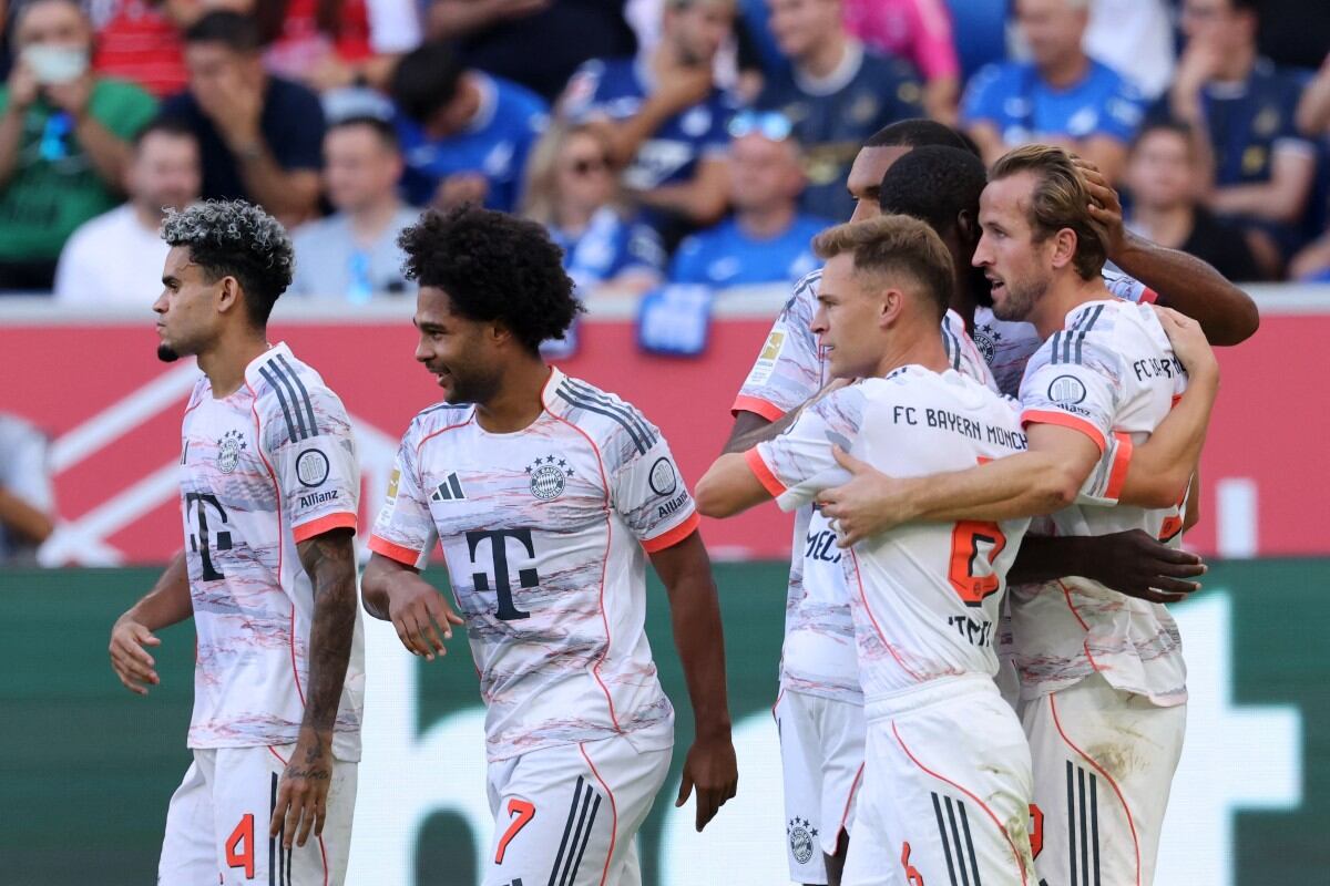 Luis Díaz celebrando un nuevo tanto de Kane.