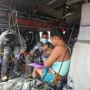 Así fueron evacuados 13 bebés indígenas que se encontraban en delicado estado de salud tras consumir alimentos en mal estado.