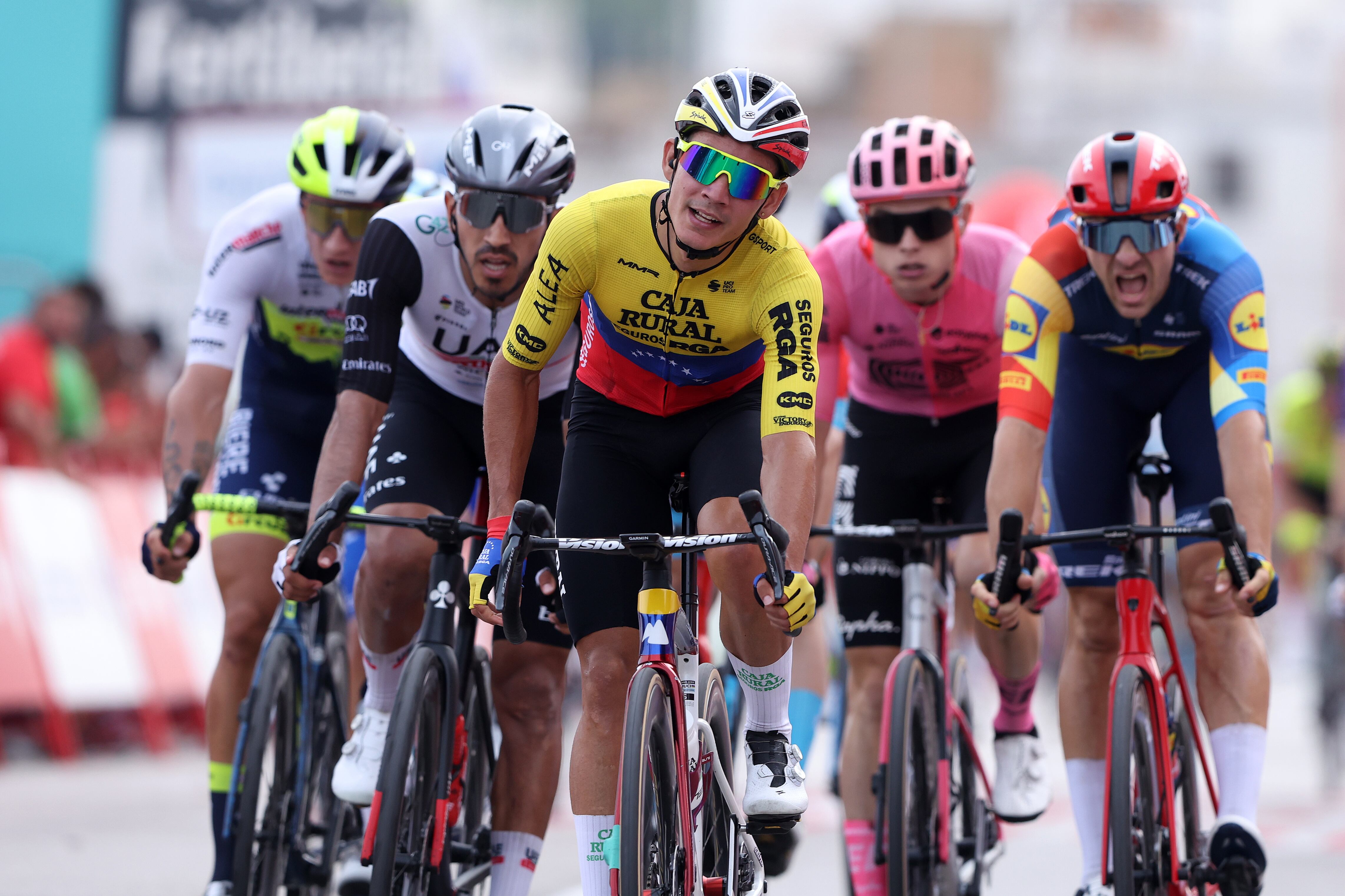 Hugo Page de Francia y Team Intermarché - Circus - Wanty, Juan Sebastián Molano Benavides de Colombia y UAE Team Emirates, Orluis Aular de Venezuela y Team Caja Rural - Seguros RGA, Marijn Van Den Berg de Países Bajos y el equipo EF Education-EasyPost y Edward Theuns de Bélgica y el equipo Lidl: sprint en la línea de meta durante la 78.ª Vuelta a España 2023, etapa 7, una etapa de 200,8 km de Utiel a Oliva / #UCIWT / el 1 de septiembre de 2023 en Oliva, España. (Foto de Alexander Hassenstein/Getty Images)