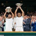 Robert Farah y Juan Sebastián Cabal levantando el título de dobles en Wimbledon