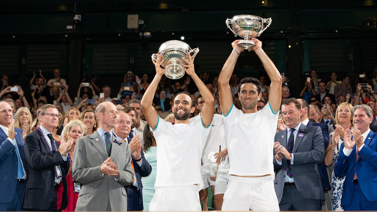 Robert Farah y Juan Sebastián Cabal levantando el título de dobles en Wimbledon