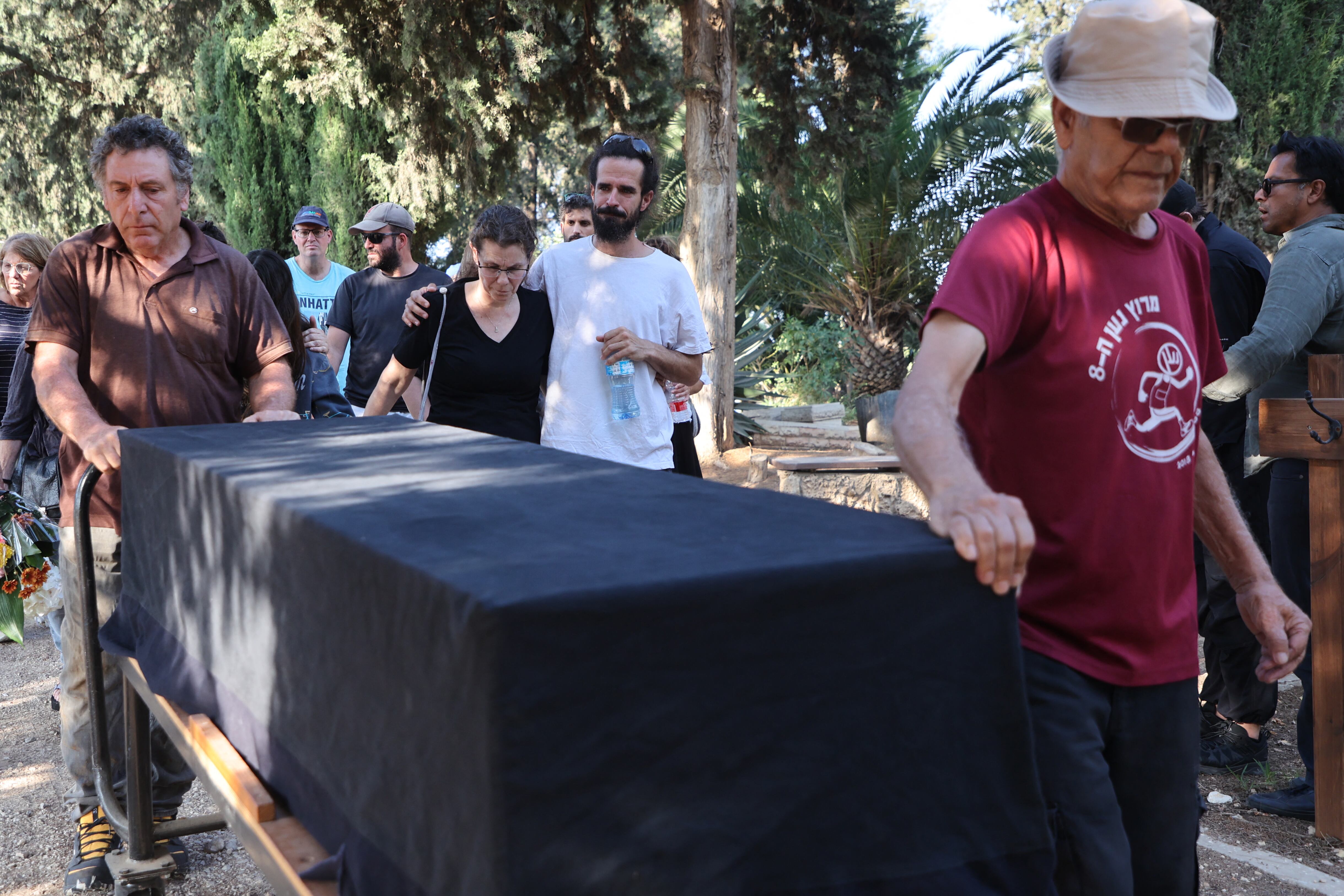 Israelíes y palestinos han muerto desde el 7 de octubre de 2023, después de que militantes palestinos de Hamás entraran en Israel en un ataque sorpresa que llevó a Israel a declarar la guerra a Hamás en la Franja de Gaza el 8 de octubre.