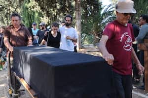 Israelíes y palestinos han muerto desde el 7 de octubre de 2023, después de que militantes palestinos de Hamás entraran en Israel en un ataque sorpresa que llevó a Israel a declarar la guerra a Hamás en la Franja de Gaza el 8 de octubre.