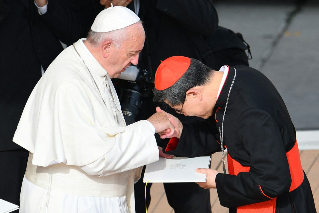 El Papa Francisco (izq.) saluda al cardenal Luis Antonio Tagle, de Filipinas, después de la celebración de una misa que marcó el final del Jubileo de la Misericordia, el 20 de noviembre de 2016 en el Vaticano