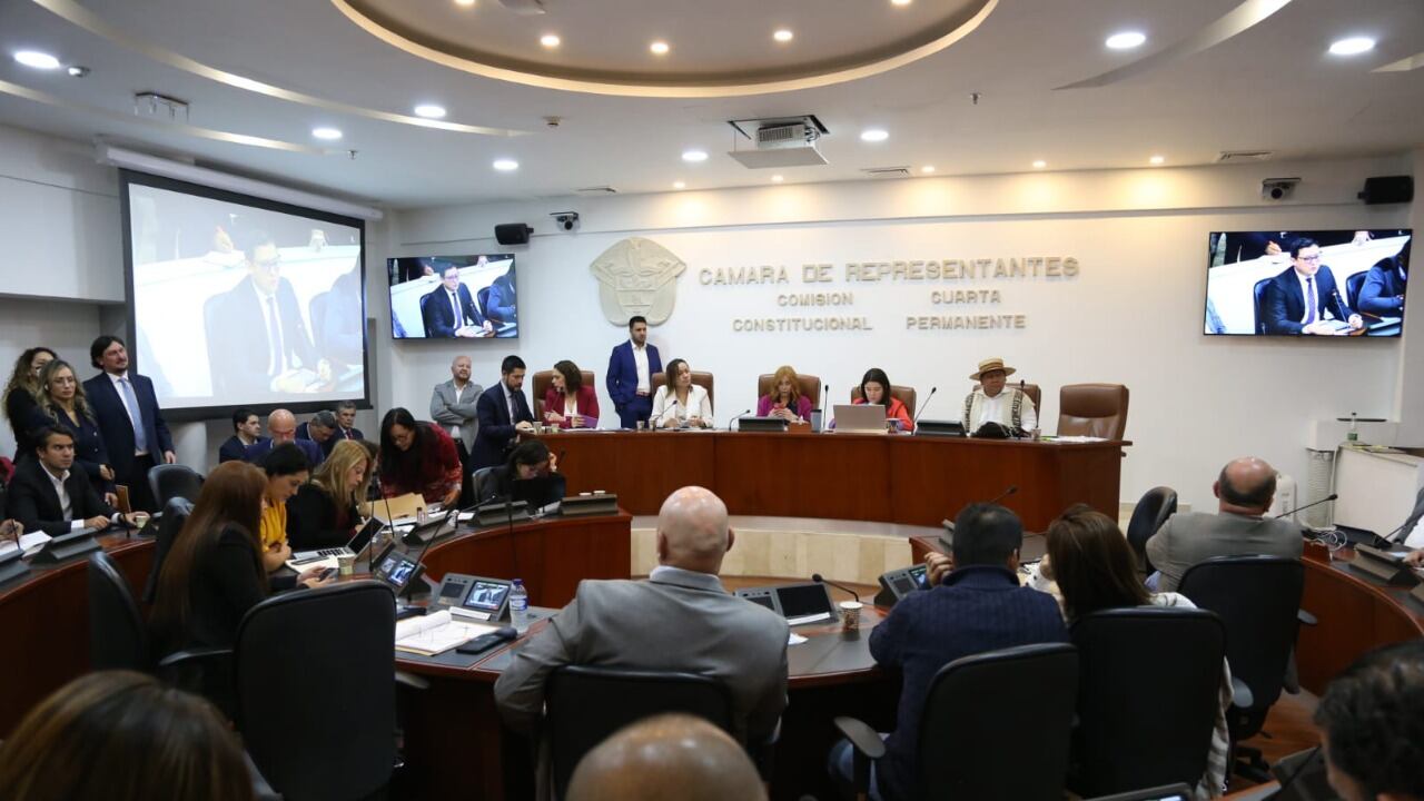 La ministra de Salud y Protección Social, Carolina Corcho, rindiendo su informe en la Comisión Cuarta de la Cámara de Representantes.