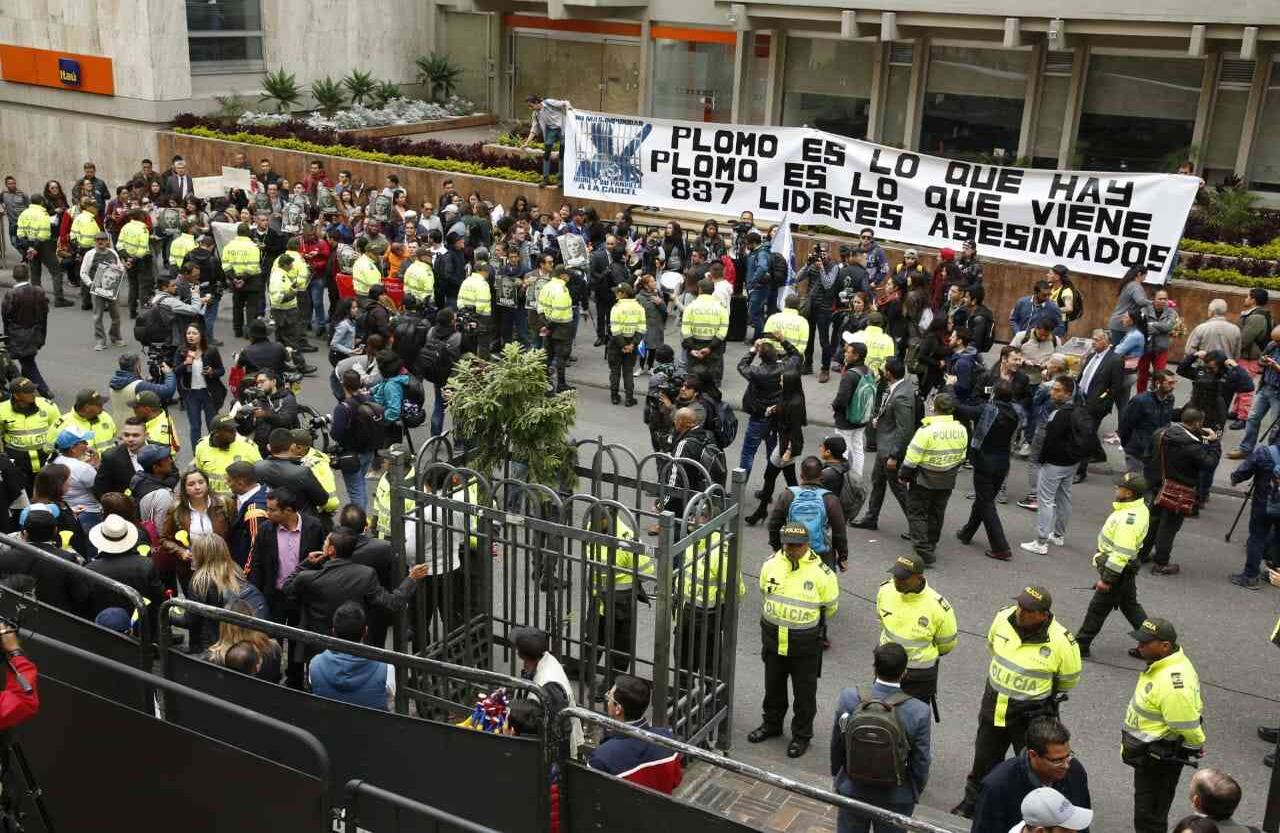 "Plomo es lo que hay, plomo es lo que viene. 837 líderes asesinados", se lee en la pancarta más visible que usan quienes protestan en este momento contra el ex presidente. Foto: Guillermo Torres Reina