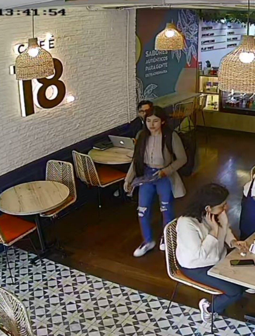 La mujer sospechosa de cometer el robo.