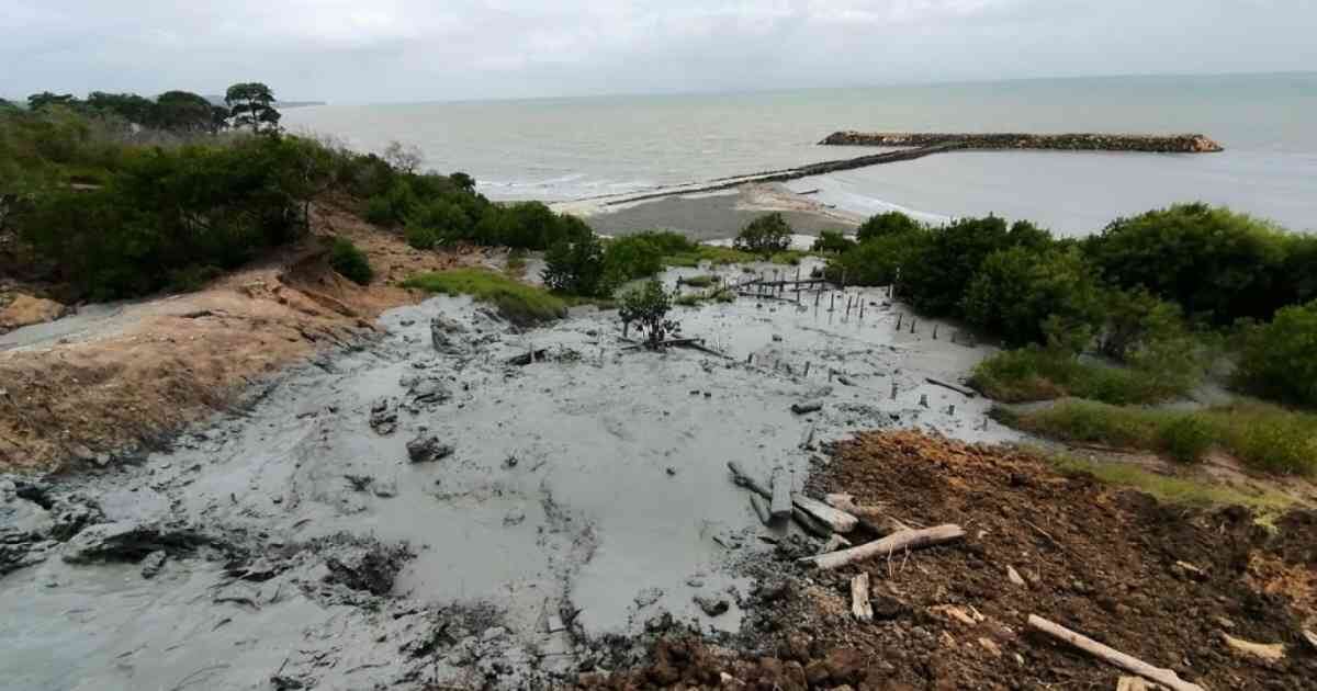Imagen de referencia del mar de Arboletes, Antioquia, junto al famoso volcán de lodo.