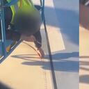 El pasajero advirtió la falta de varios tornillos en el ala del avión.