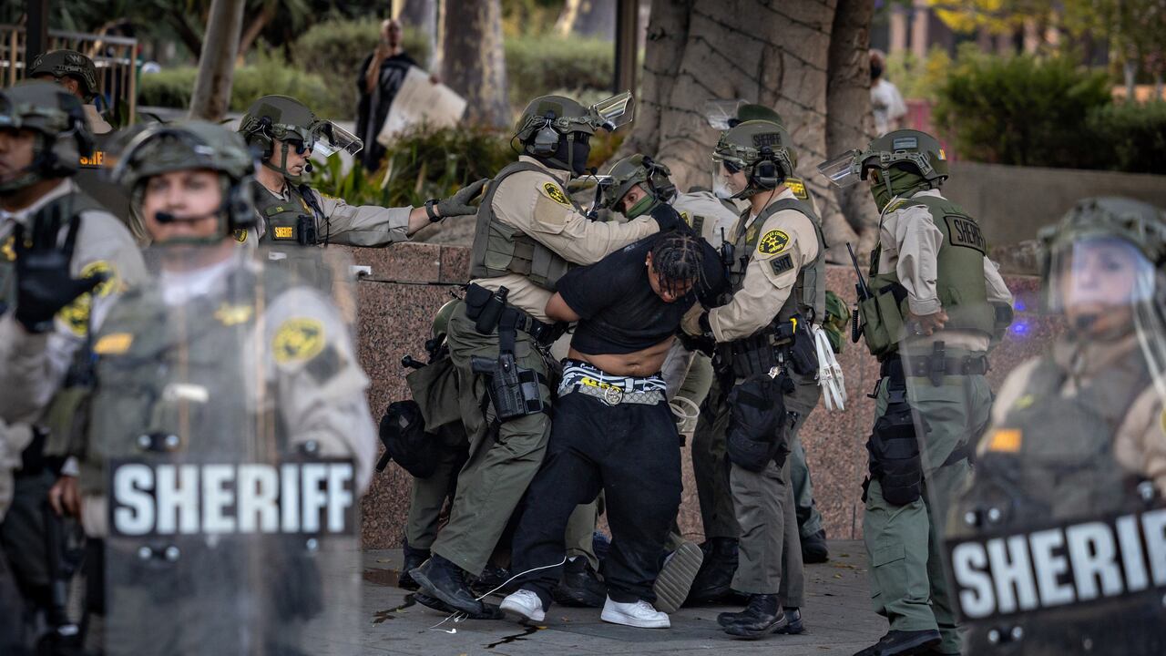 Inmigrante es arrestado en City Hall de Los Ángeles durante protestas antiinmigratorias.