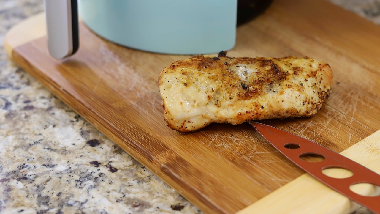 Hay diversas formas para preparar la pechuga de pollo en la freidora de aire.