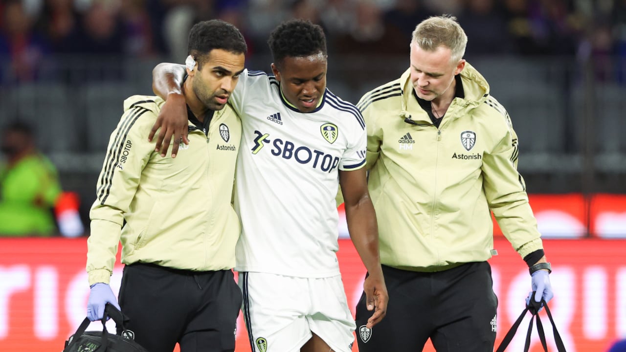 PERTH, AUSTRALIA - JULY 22: Luis Sinisterra of Leeds United leaves the game with an injury during the first half during the Pre-Season friendly match between Leeds United and Crystal Palace at Optus Stadium on July 22, 2022 in Perth, Australia. (Photo by Getty Images/Matthew Ashton - AMA)